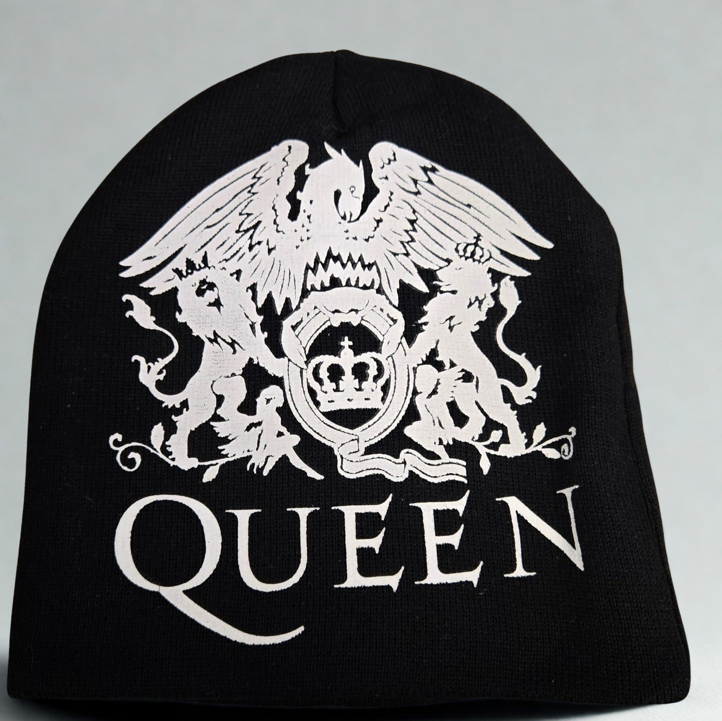 Black beanie with white 'Queen' logo on a gray background